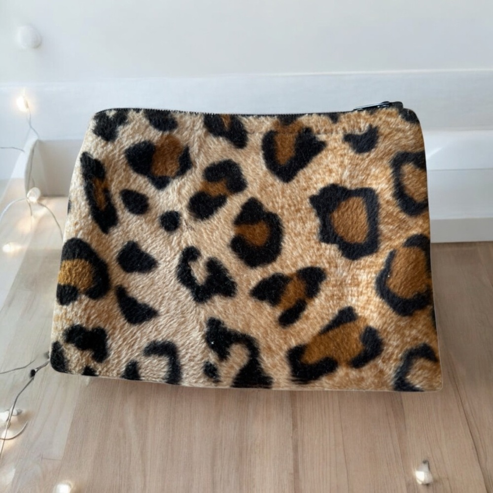 Faux fur zippered pouch EUC